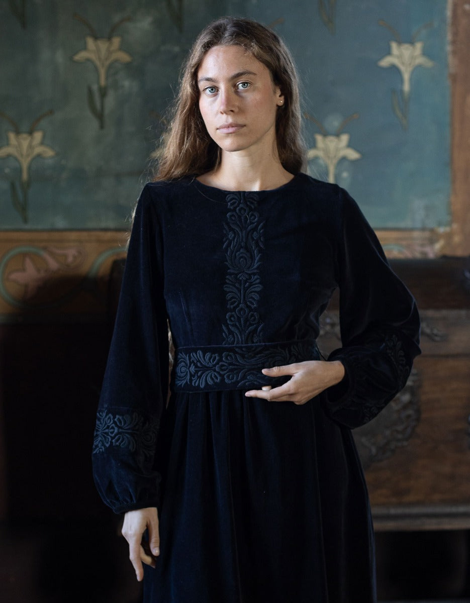 Robe 'Misha' en velours noir brodé – voriagh