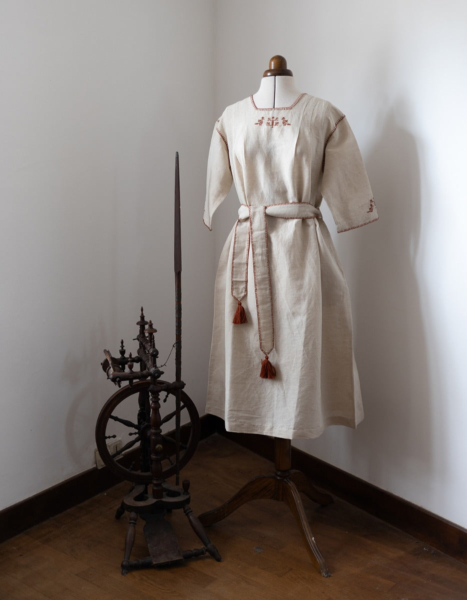 Robe 'Zlata' en lin brodé brique tile / L/XL