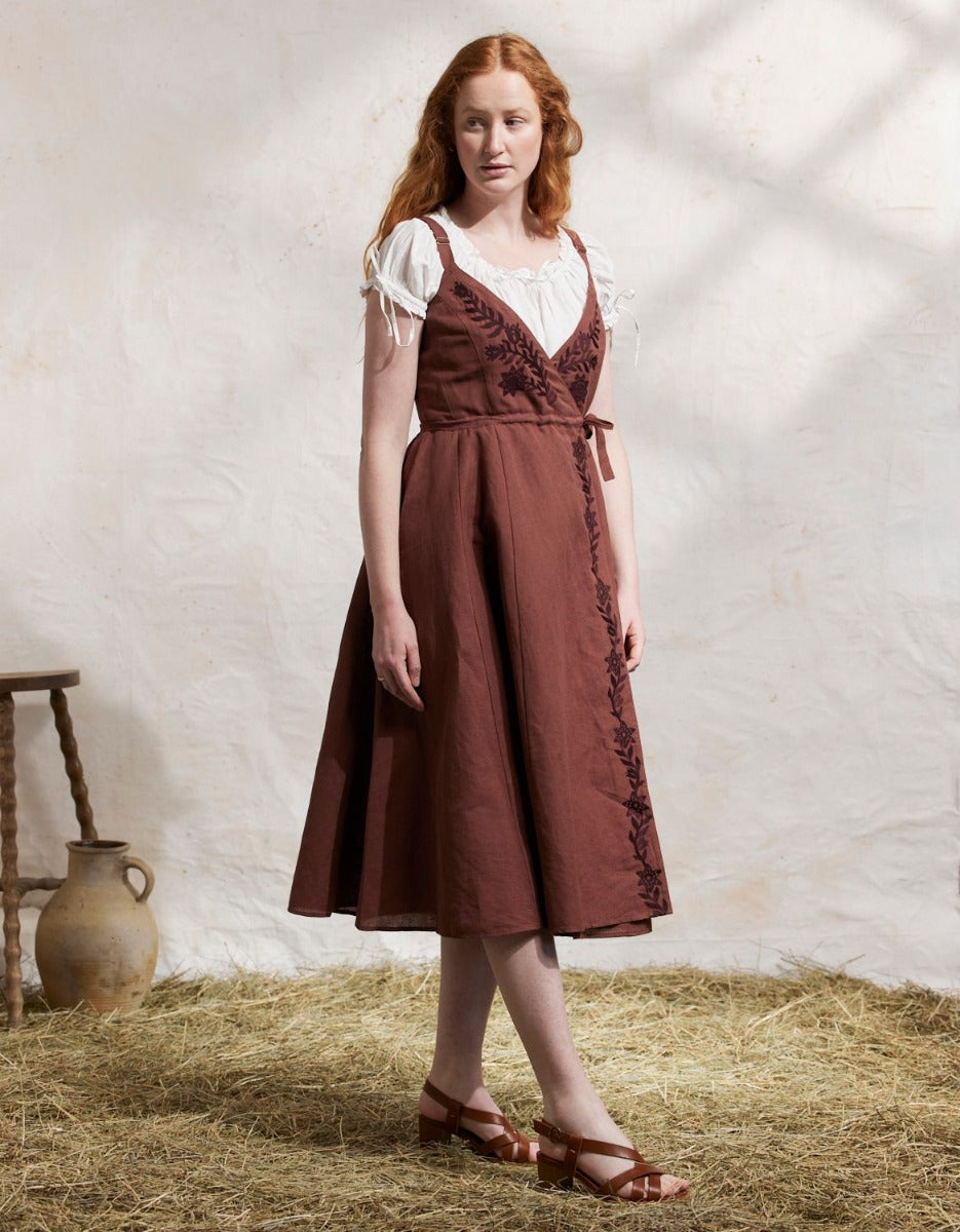 Robe croisée 'Gisela' en lin brique brodée