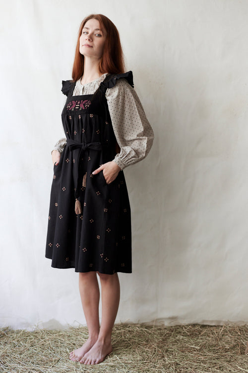 Robe tablier "Alba" noire brodée cygnes