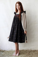 Robe tablier "Alba" noire brodée cygnes