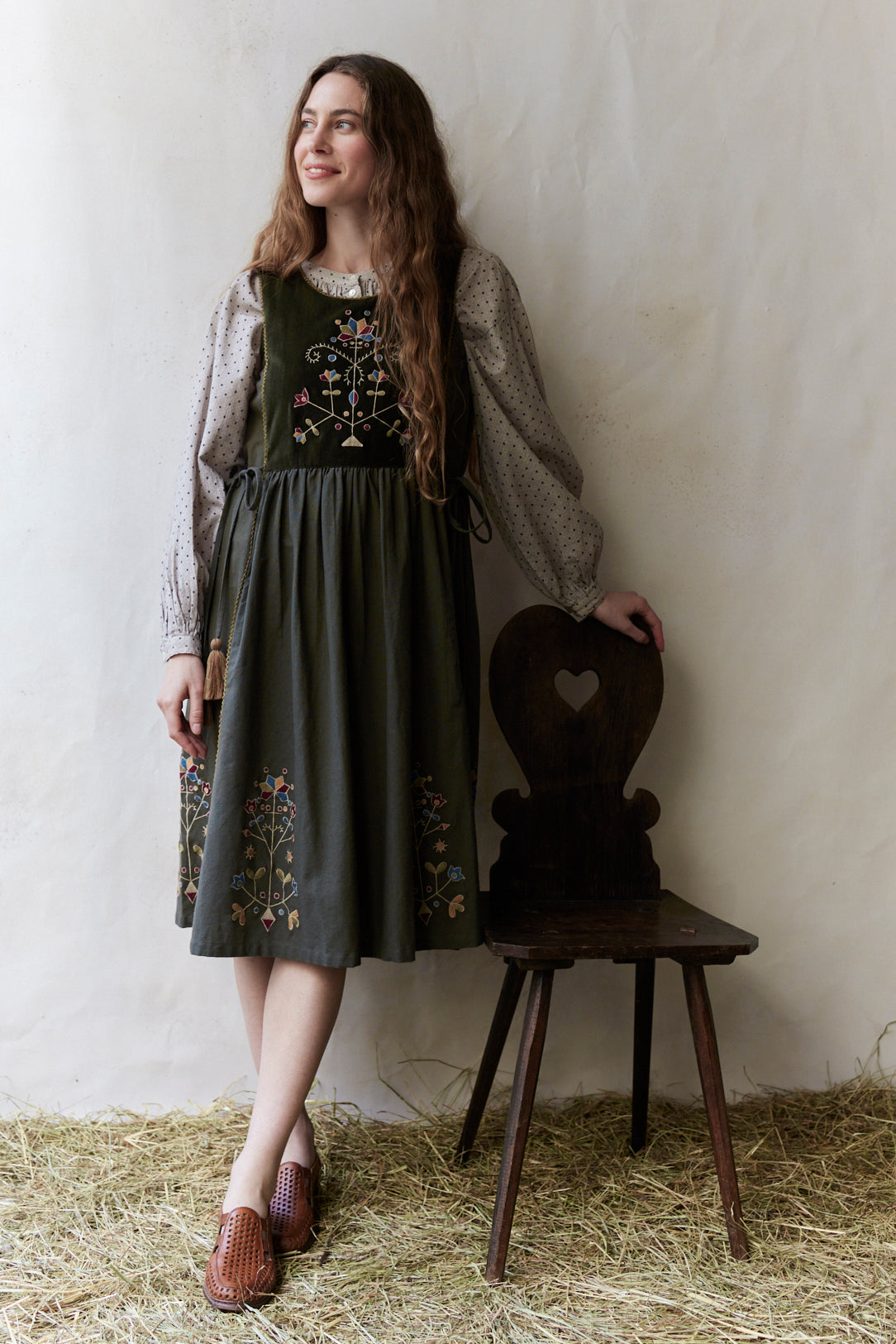 Robe 'Amela' brodée en velours et canevas vert mousse