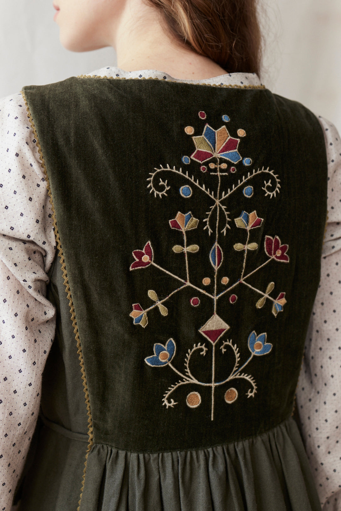 Robe 'Amela' brodée en velours et canevas vert mousse