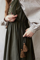Robe 'Amela' brodée en velours et canevas vert mousse