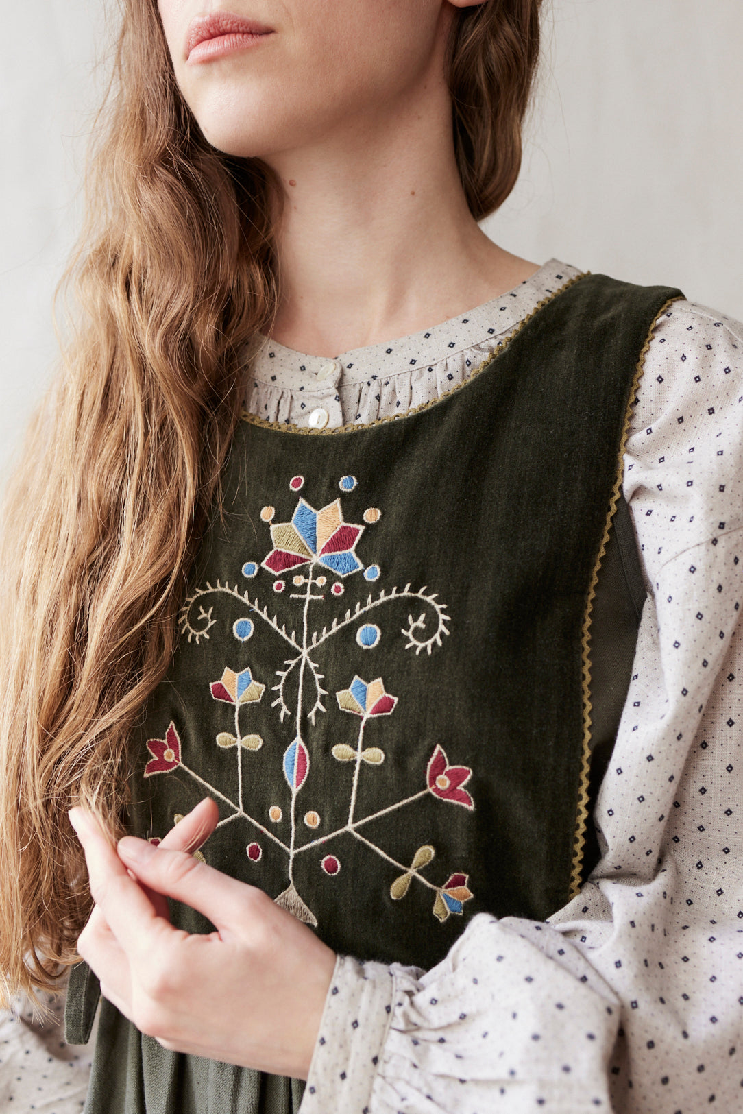 Robe 'Amela' brodée en velours et canevas vert mousse