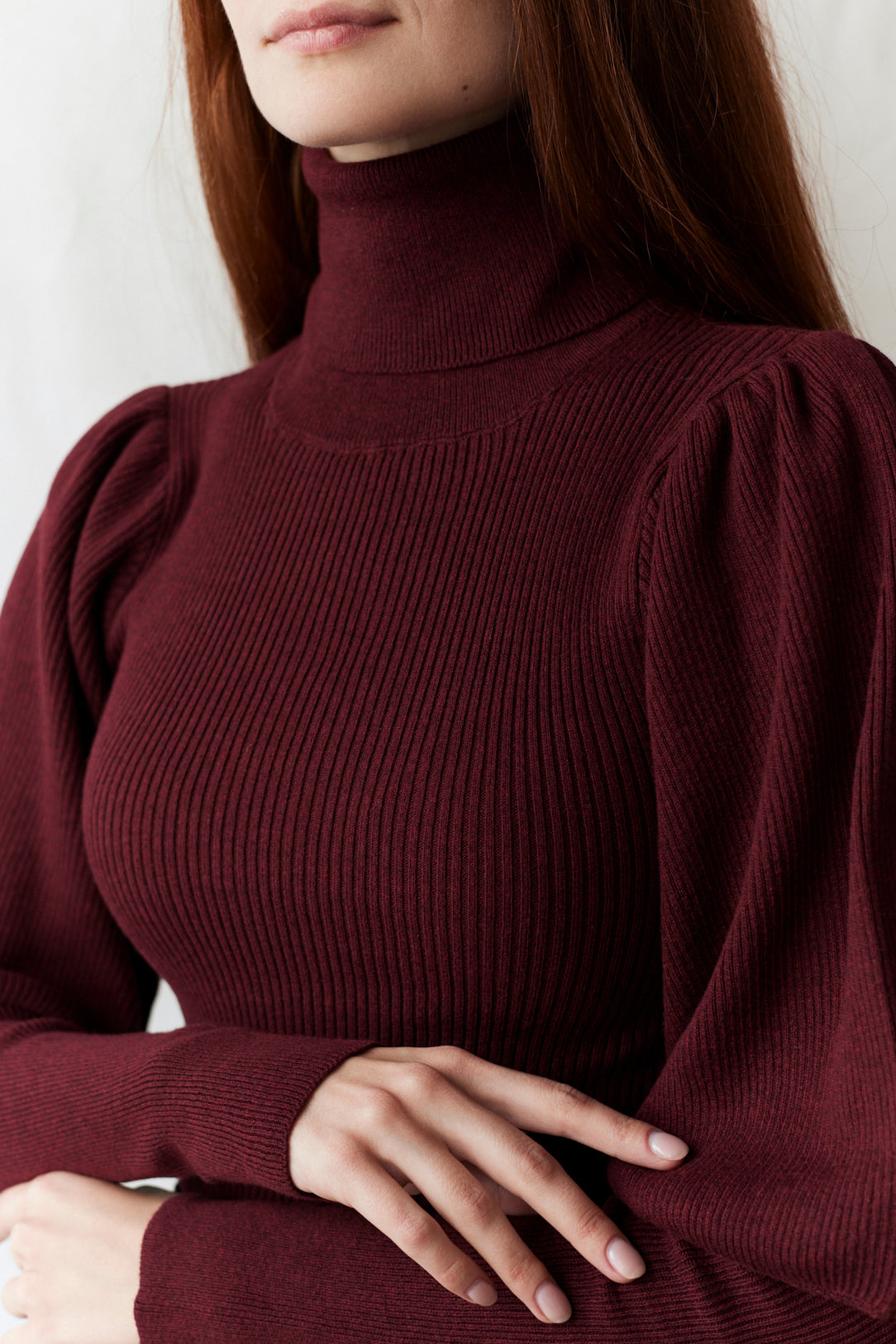Pull col roulé 'Ariana' en coton et cachemire avec manches gigot bordeaux
