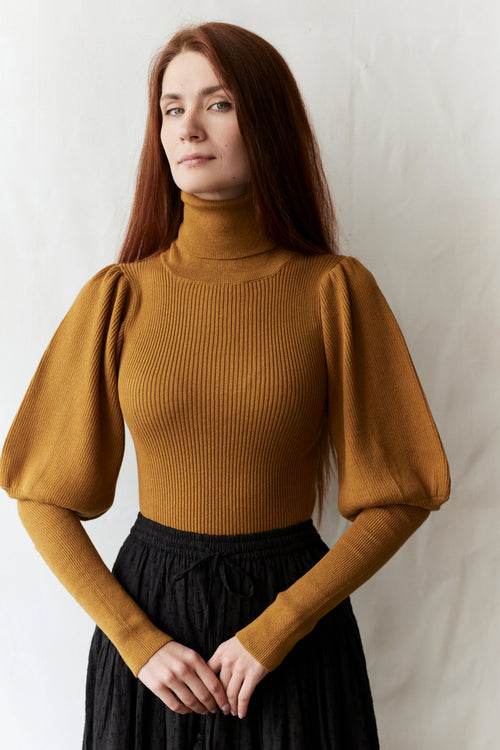 Pull col roulé 'Ariana' en coton et cachemire avec manches gigot moutarde
