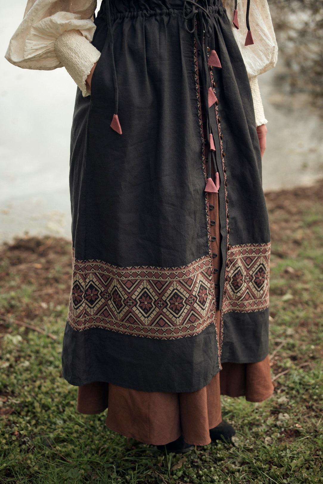 Robe longue 'Elvira' brodée sans manches brique
