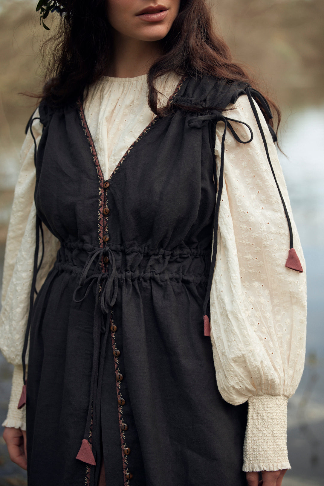 Robe longue 'Elvira' brodée sans manches brique