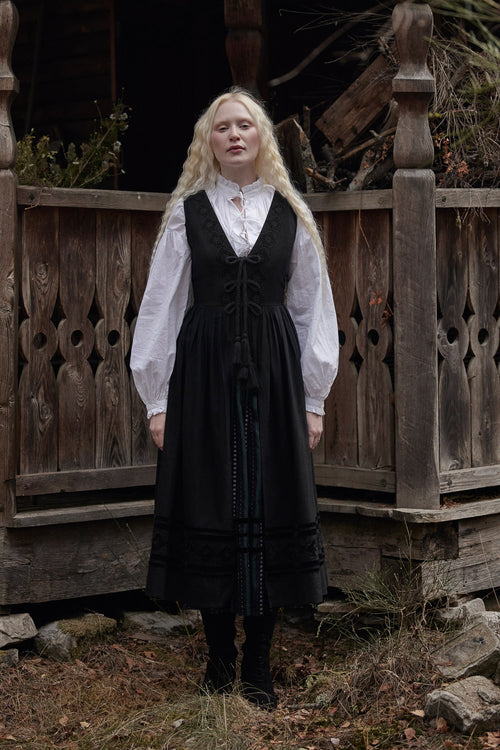 Sur-robe noire “Eszter” avec finitions en velours