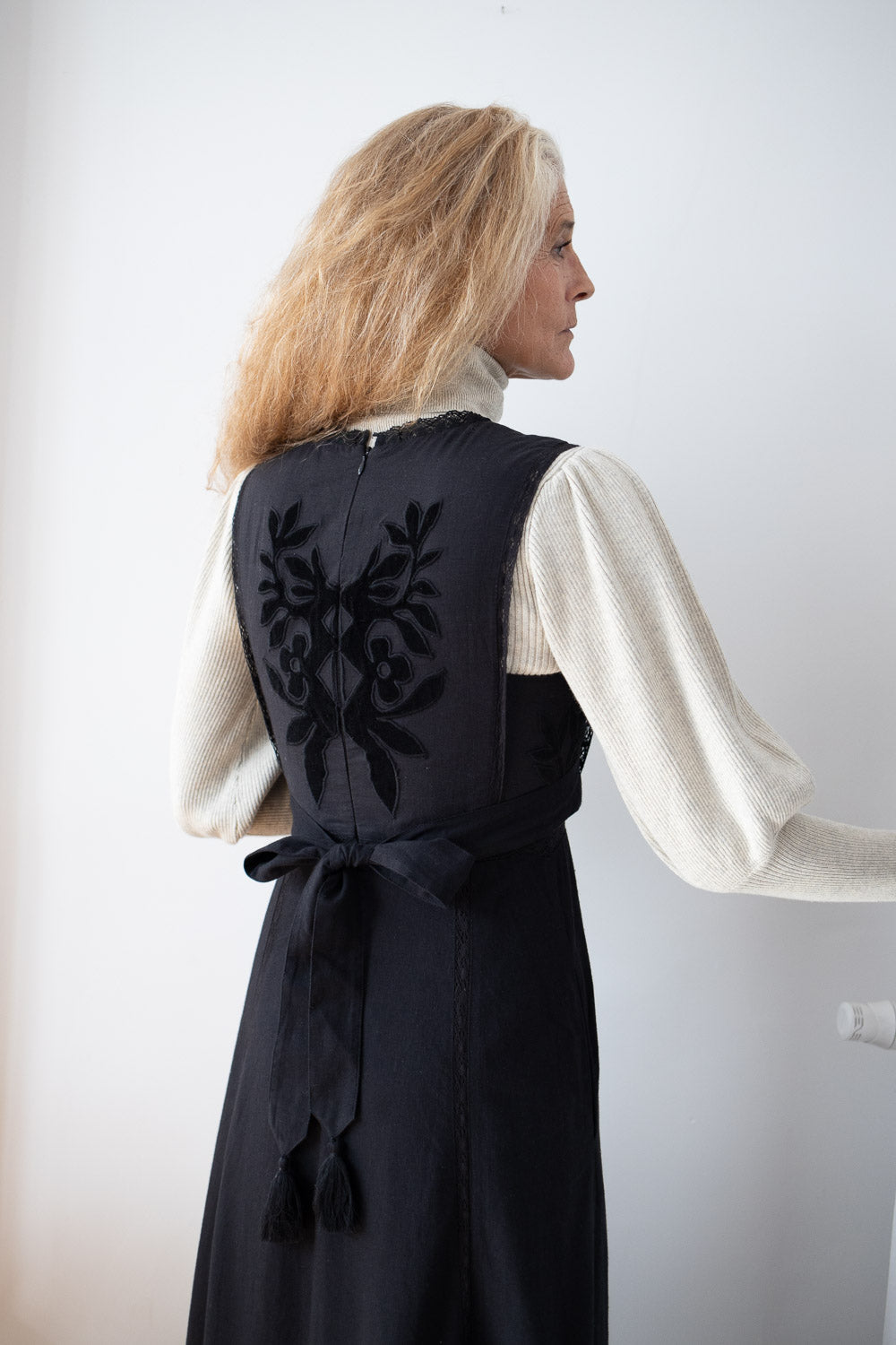 Robe noire “Mirela” en coton avec appliqués de velours