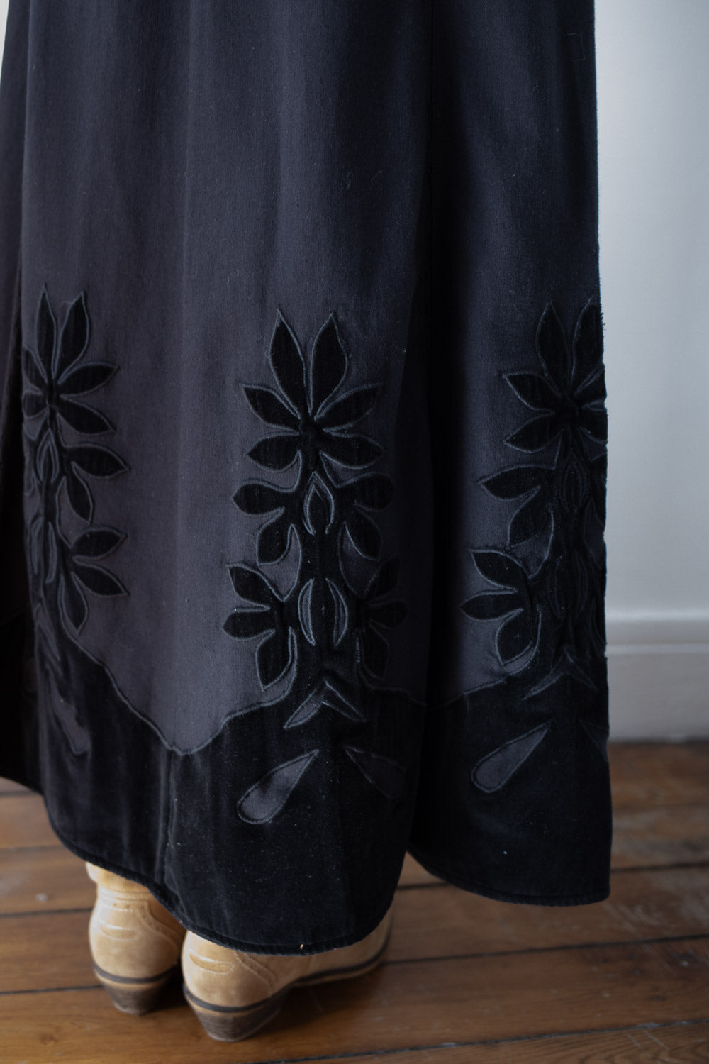 Robe noire “Mirela” en coton avec appliqués de velours