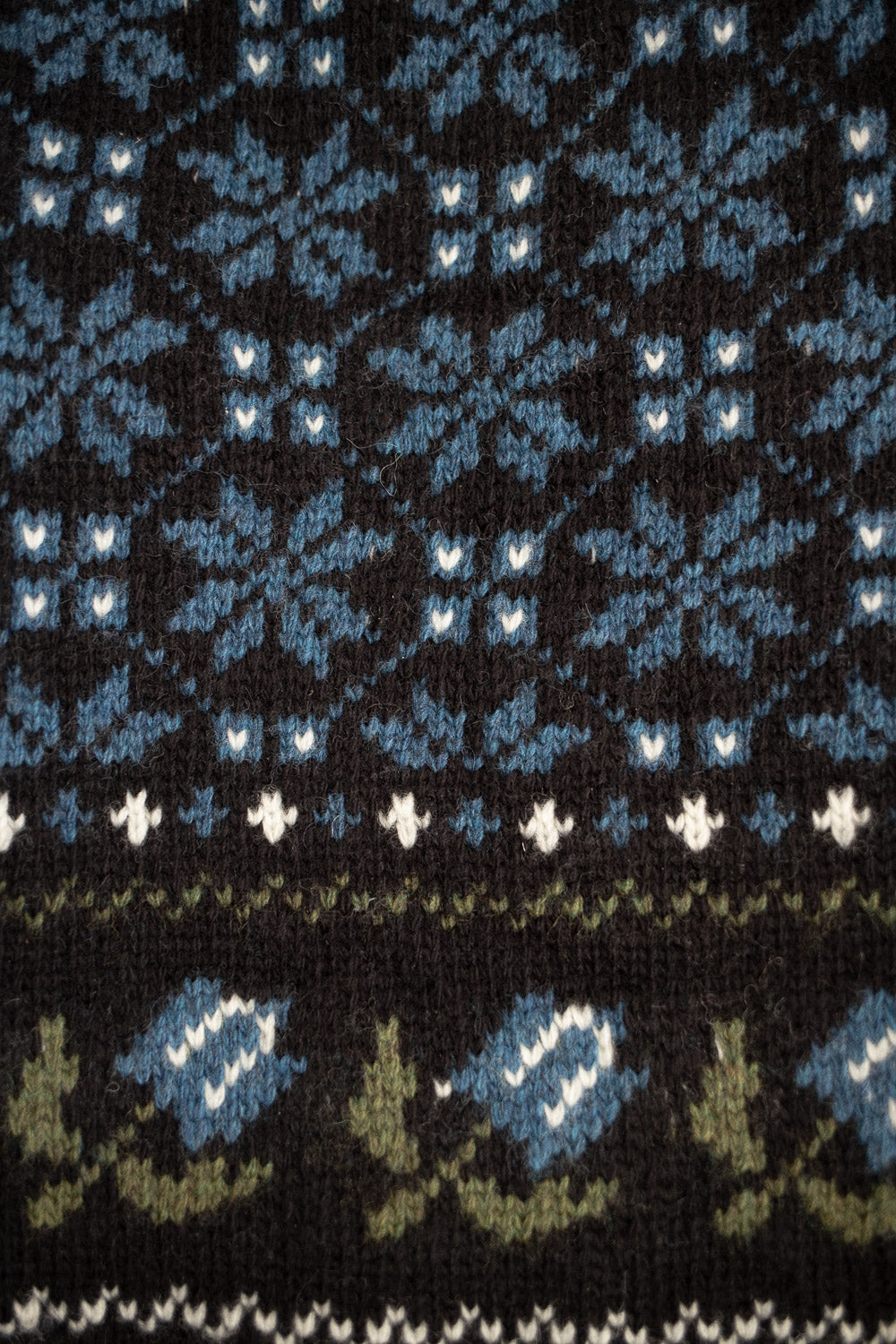 “Modra” cropped knit layer in pure Wool black and blue