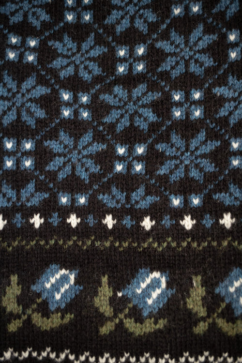 “Modra” cropped knit layer in pure Wool black and blue