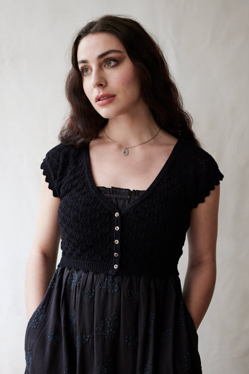 "Mona" Cardigan court en dentelle de coton noir