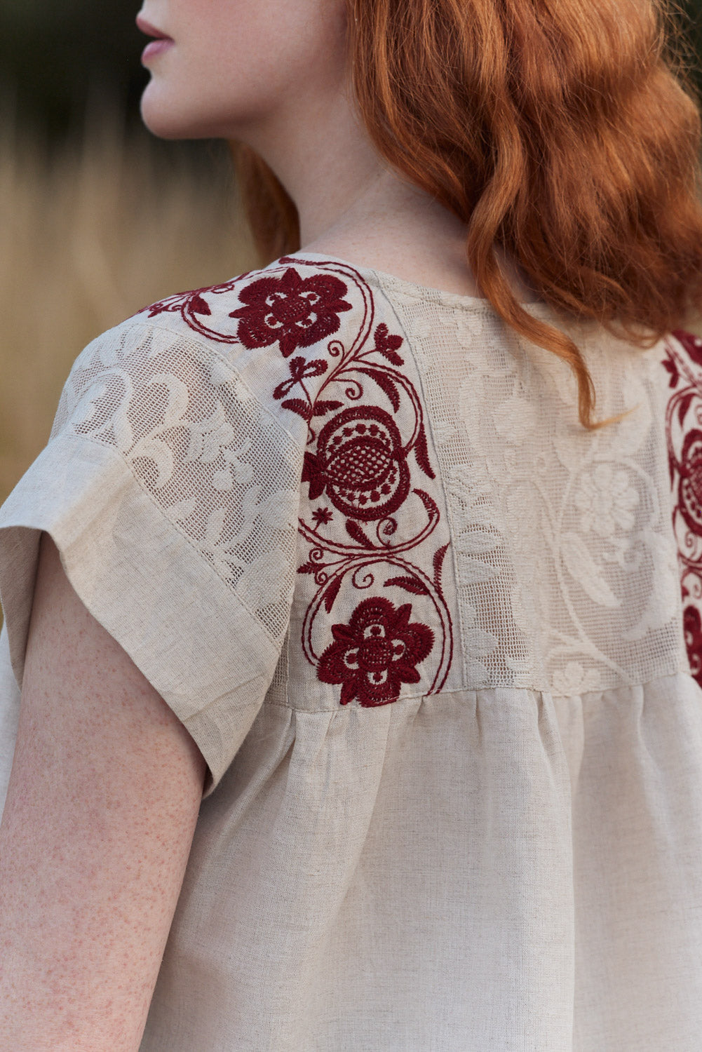 Haut "Nadia" en lin naturel et broderies bordeaux