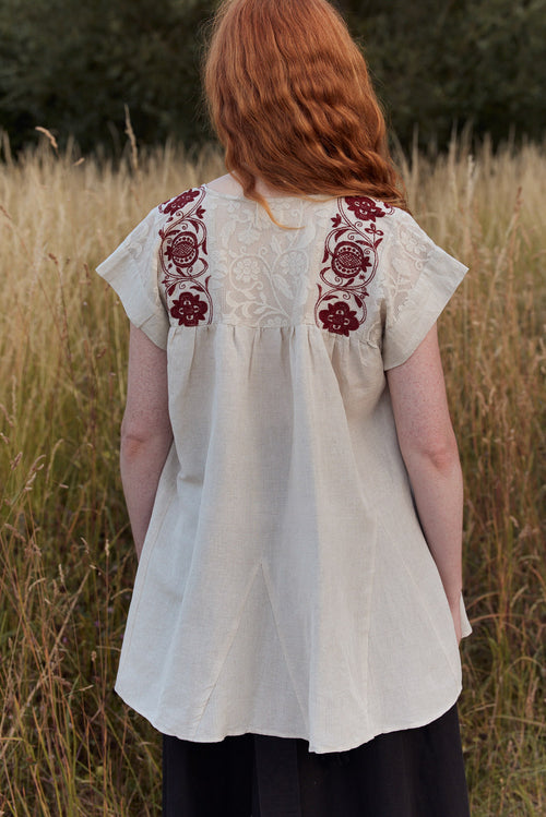 Haut "Nadia" en lin naturel et broderies bordeaux