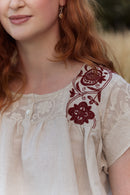 Haut "Nadia" en lin naturel et broderies bordeaux