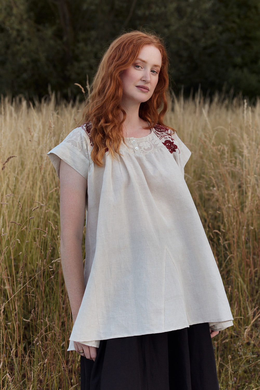 Haut "Nadia" en lin naturel et broderies bordeaux