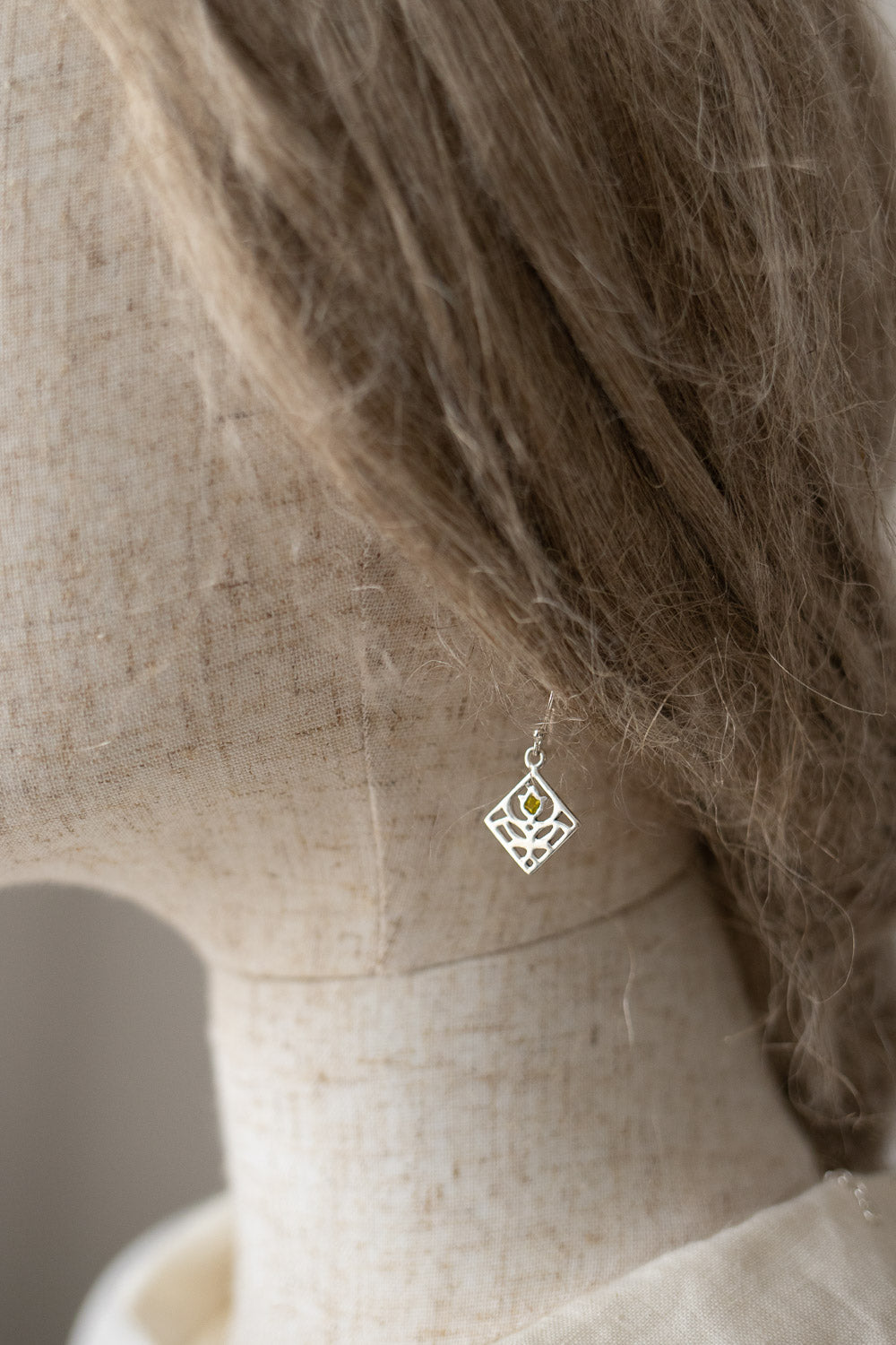 Boucles d'oreille "Primula major" en argent et péridot