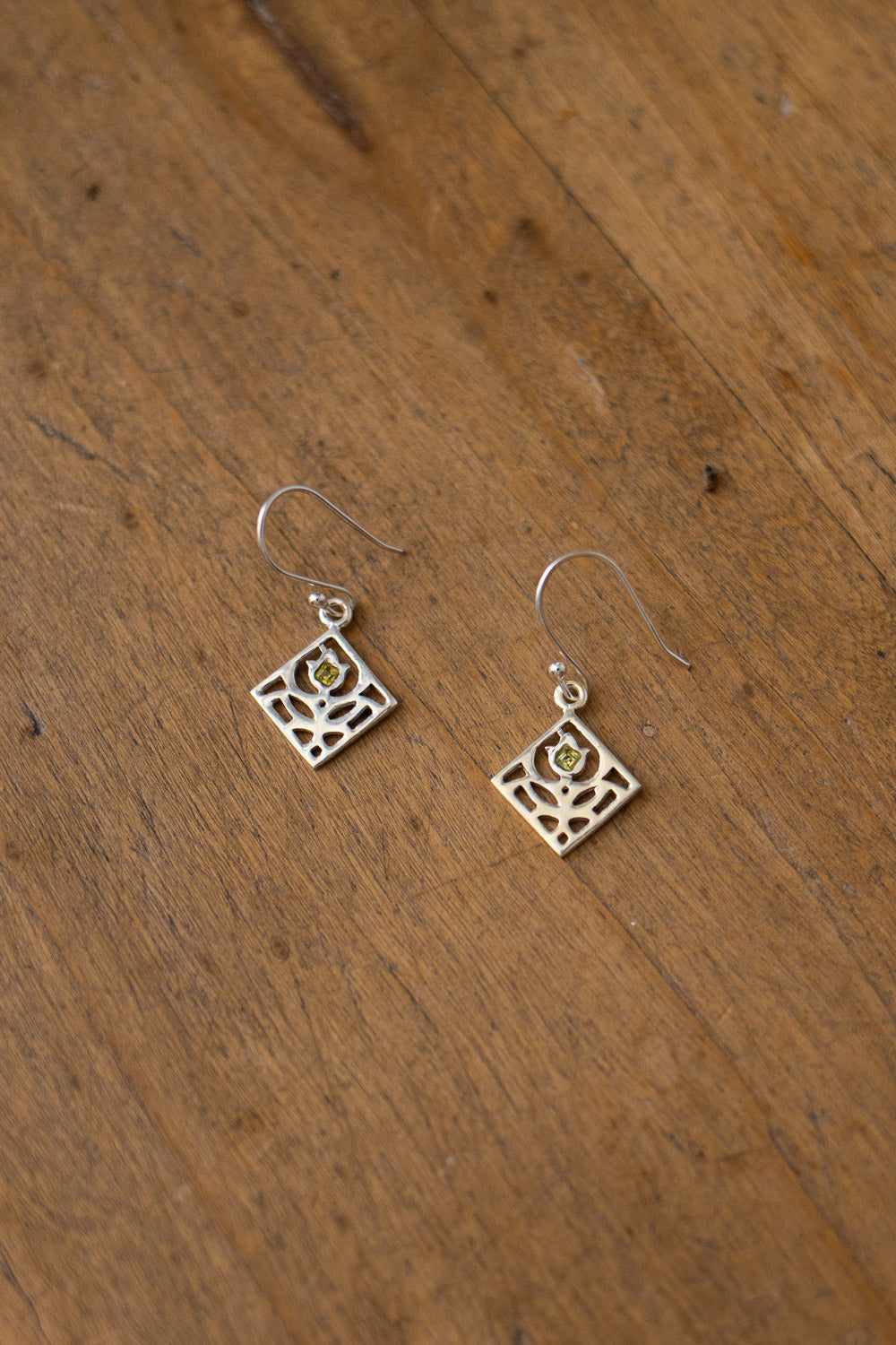 Boucles d'oreille "Primula major" en argent et péridot