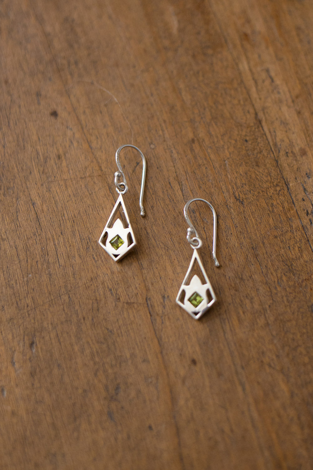 Boucles d'oreille "Primula minor" en argent et péridot