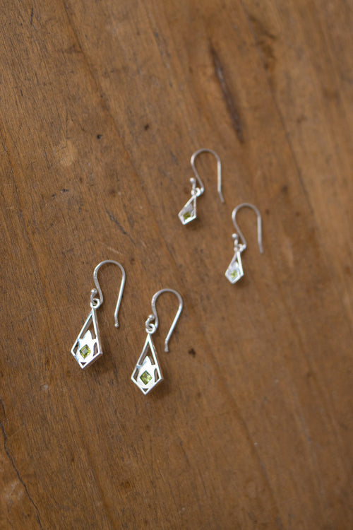 Boucles d'oreille "Primula minor" en argent et péridot