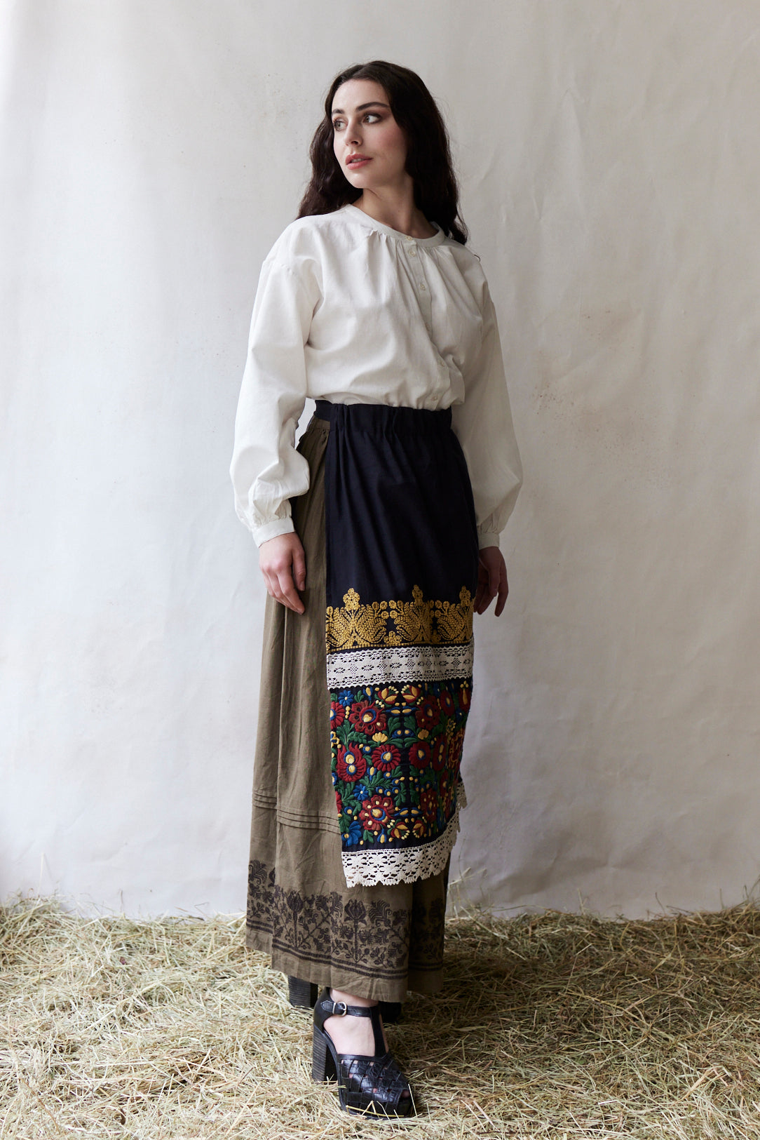 "Rózsa" embroidered ceremony apron