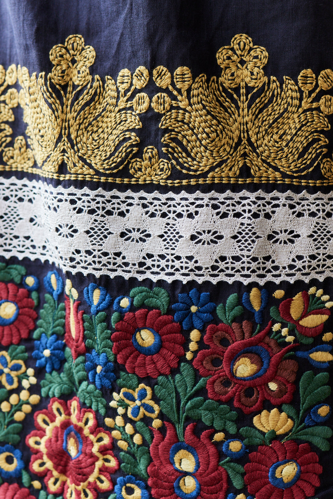 "Rózsa" embroidered ceremony apron