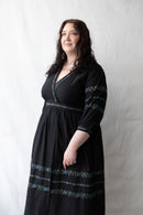 Robe croisée 'Tabea' noire avec fleurs bleues