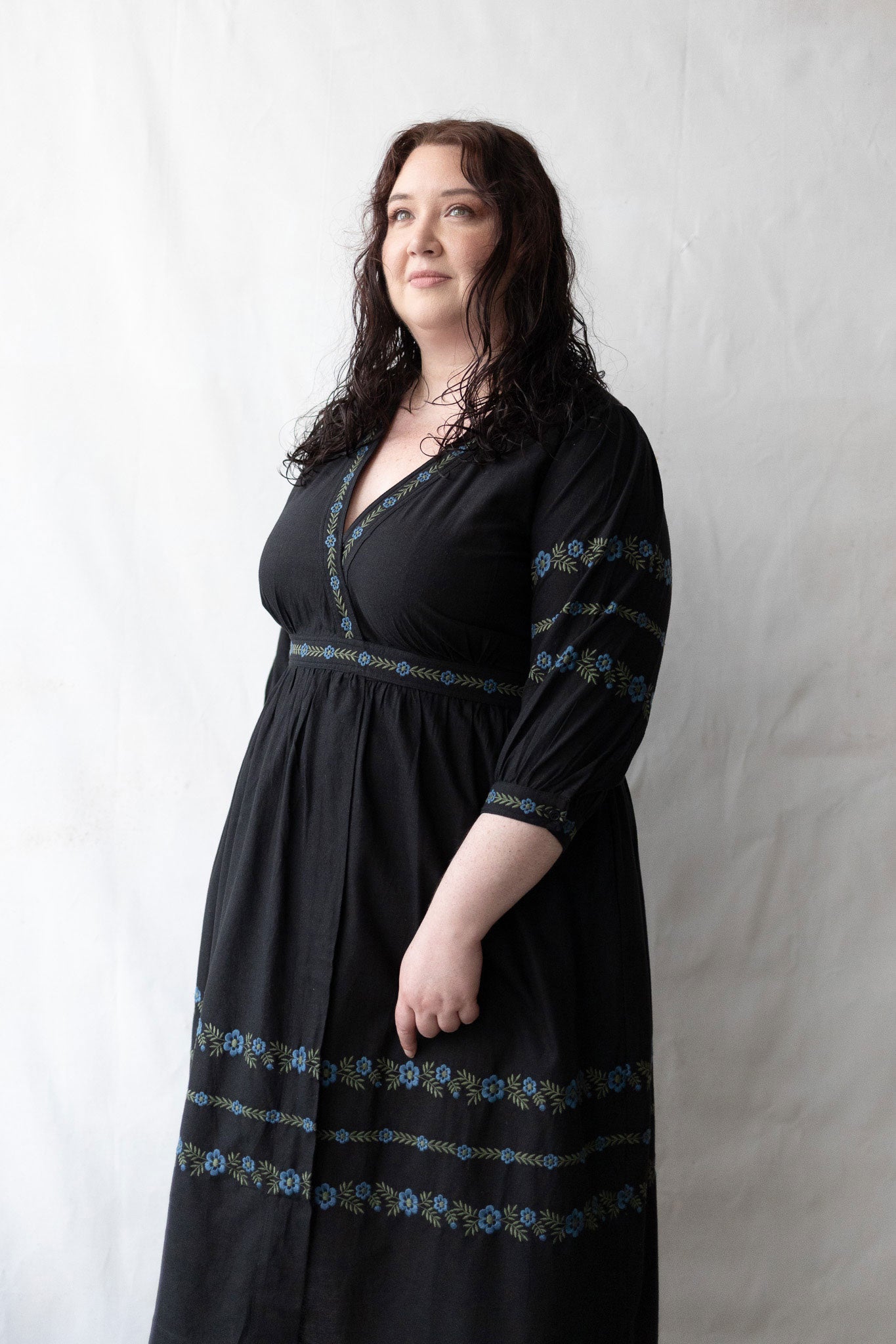 Robe croisée 'Tabea' noire avec fleurs bleues