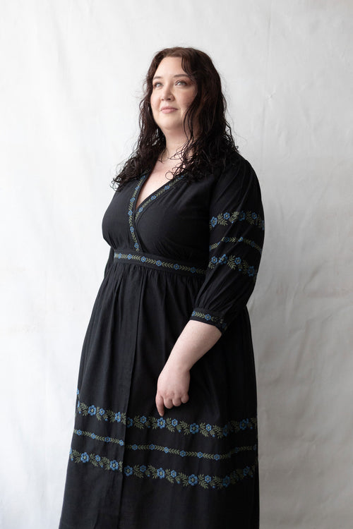 Robe croisée 'Tabea' noire avec fleurs bleues