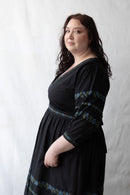 Robe croisée 'Tabea' noire avec fleurs bleues