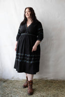 Robe croisée 'Tabea' noire avec fleurs bleues
