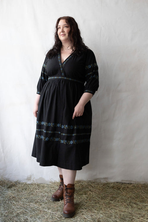 Robe croisée 'Tabea' noire avec fleurs bleues