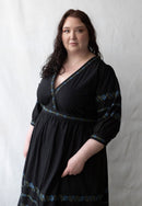 Robe croisée 'Tabea' noire avec fleurs bleues