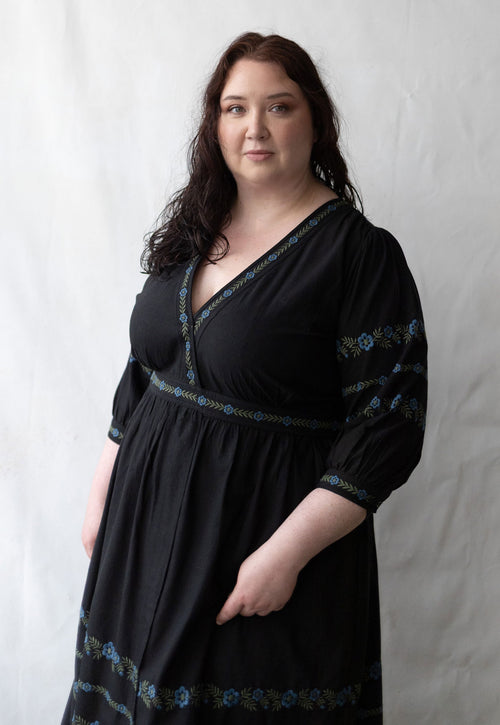 Robe croisée 'Tabea' noire avec fleurs bleues
