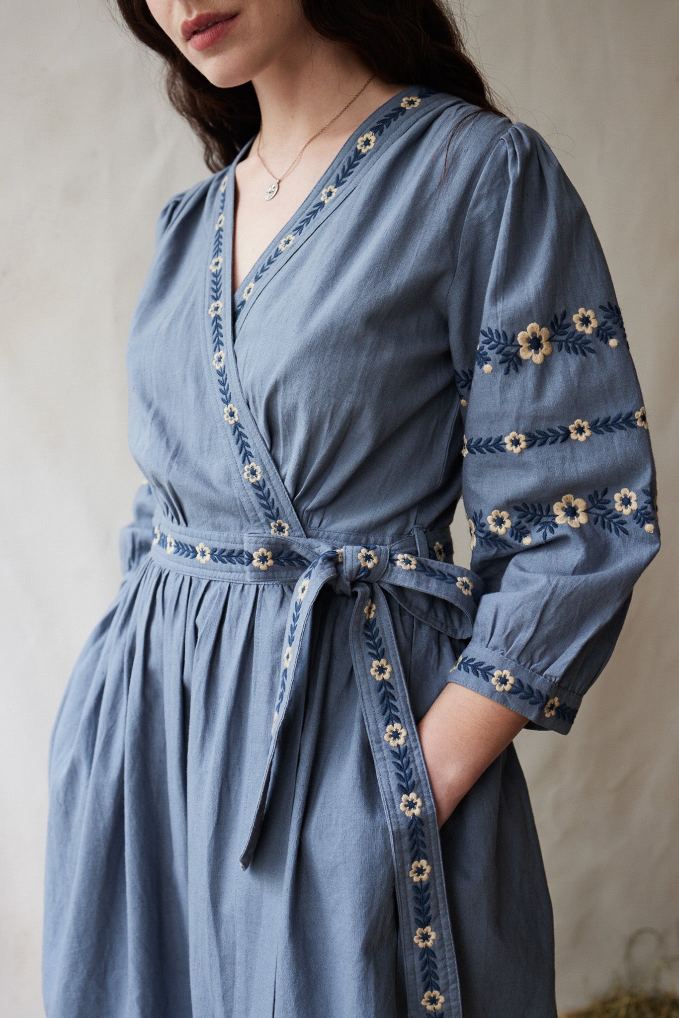 Robe croisée "Tabea" avec broderies lagon