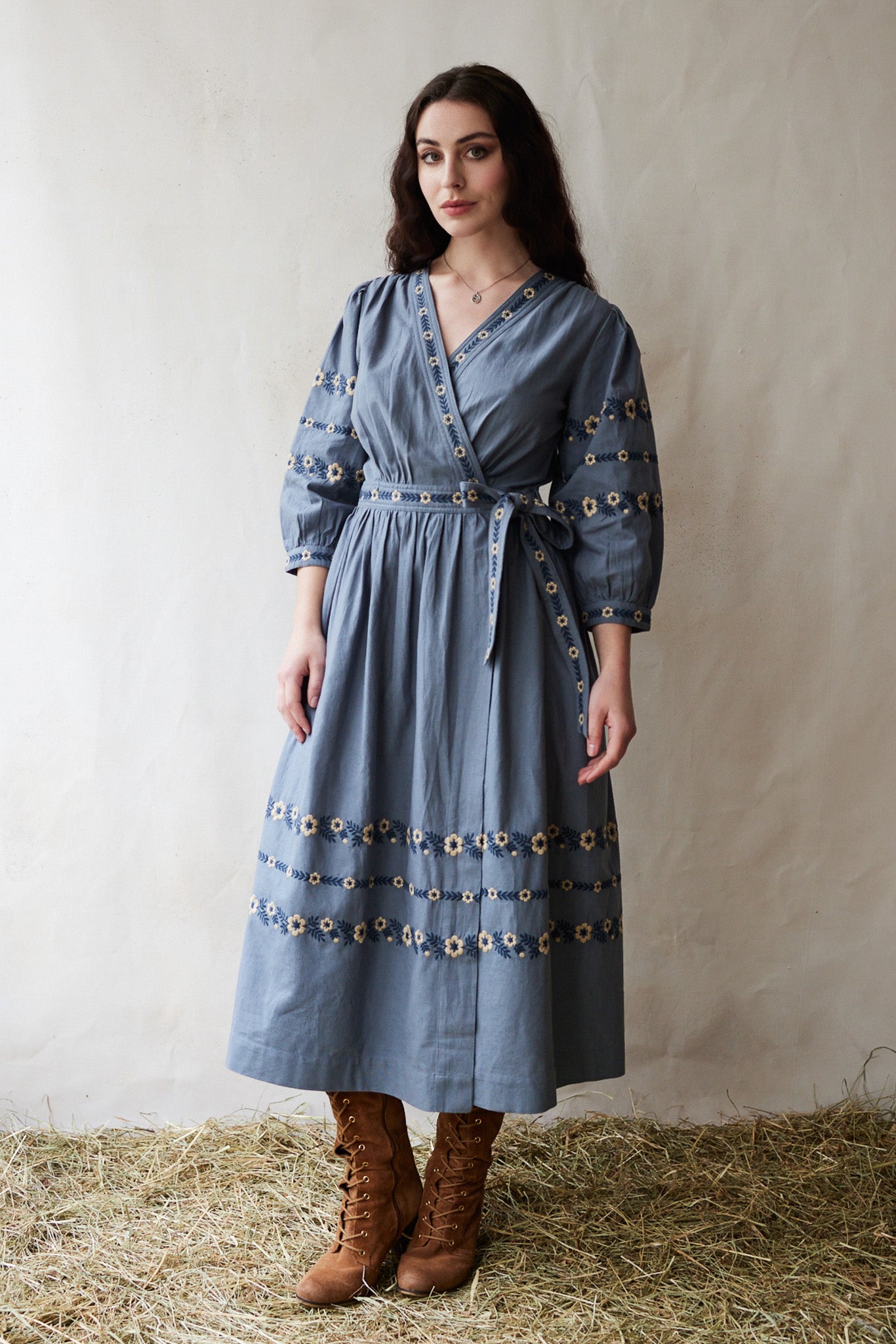 Robe croisée "Tabea" avec broderies lagon