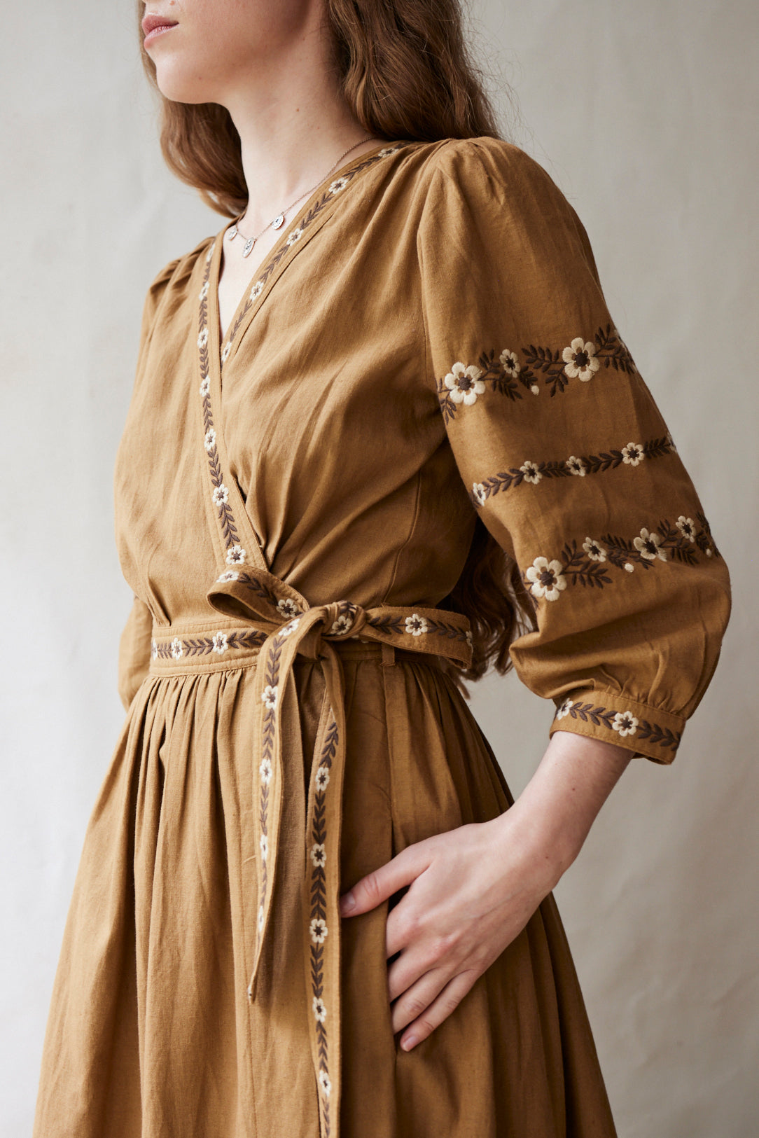 Robe croisée "Tabea" avec broderies caramel