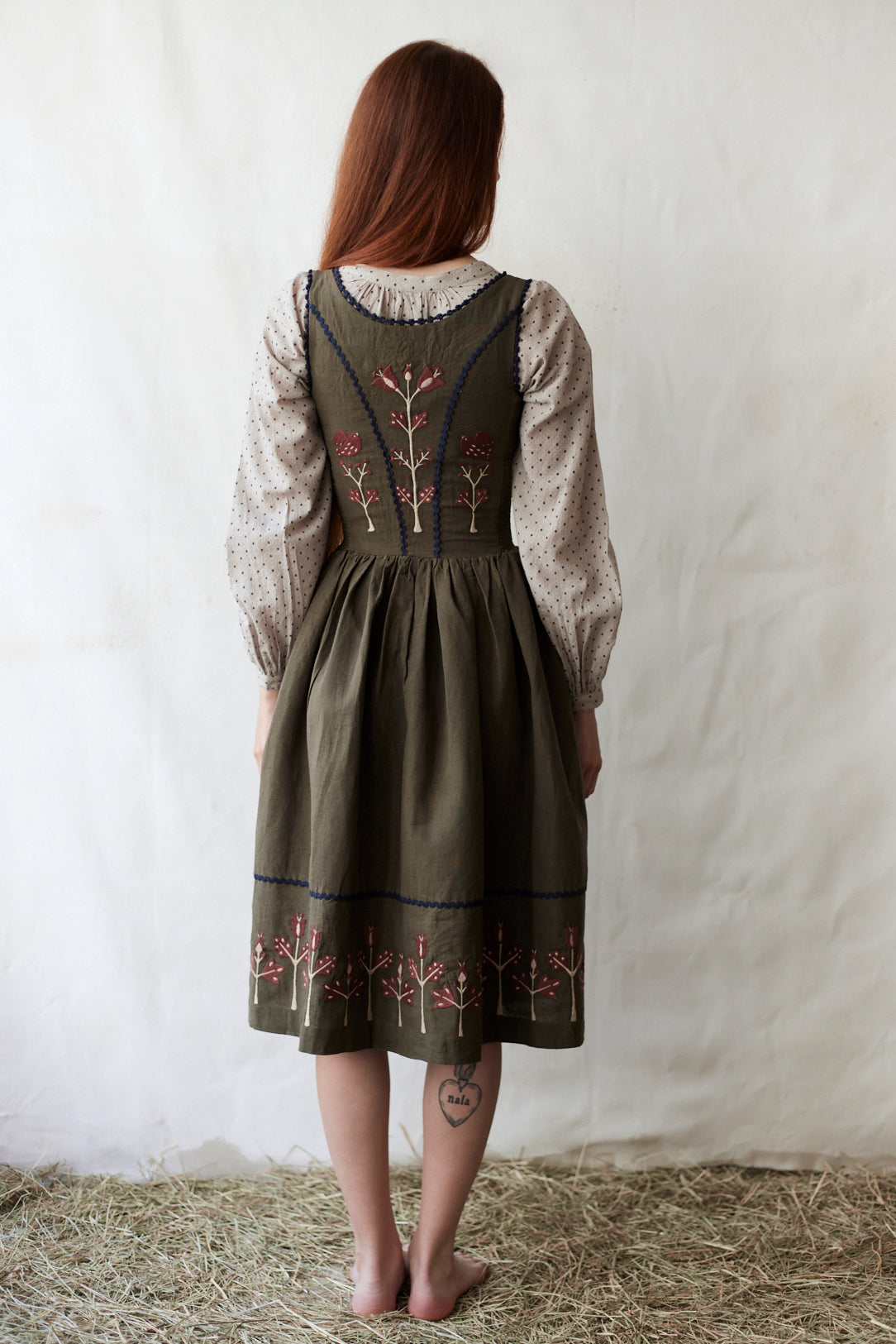 Robe 'Tilda' en lin vert mousse brodé tulipes rouille