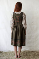 Robe 'Tilda' en lin vert mousse brodé tulipes rouille
