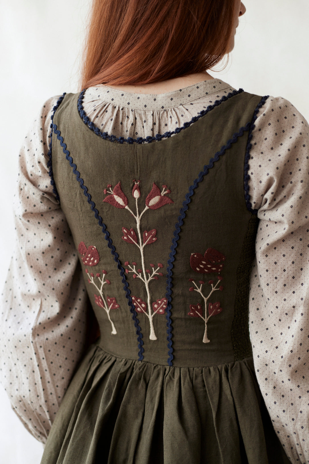 green and rust dress Robe 'Tilda' en lin vert mousse brodé tulipes rouille moss / XS