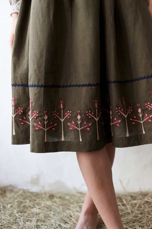 Robe 'Tilda' en lin vert mousse brodé tulipes rouille