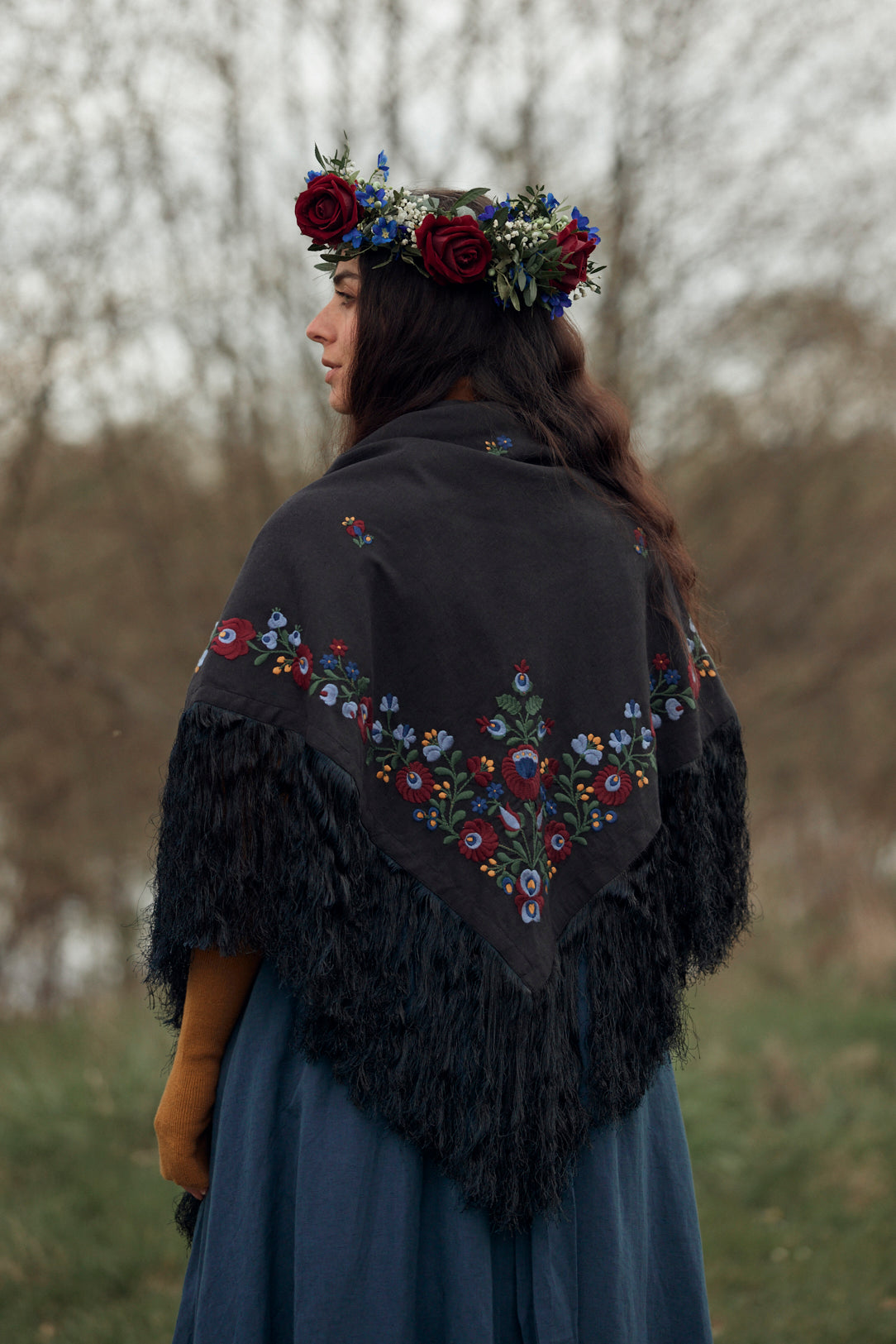 "Timea" black stole with embroidered Matyó flowers red