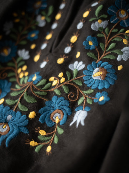Blouse "Timea" brodée fleurs Matyó noire