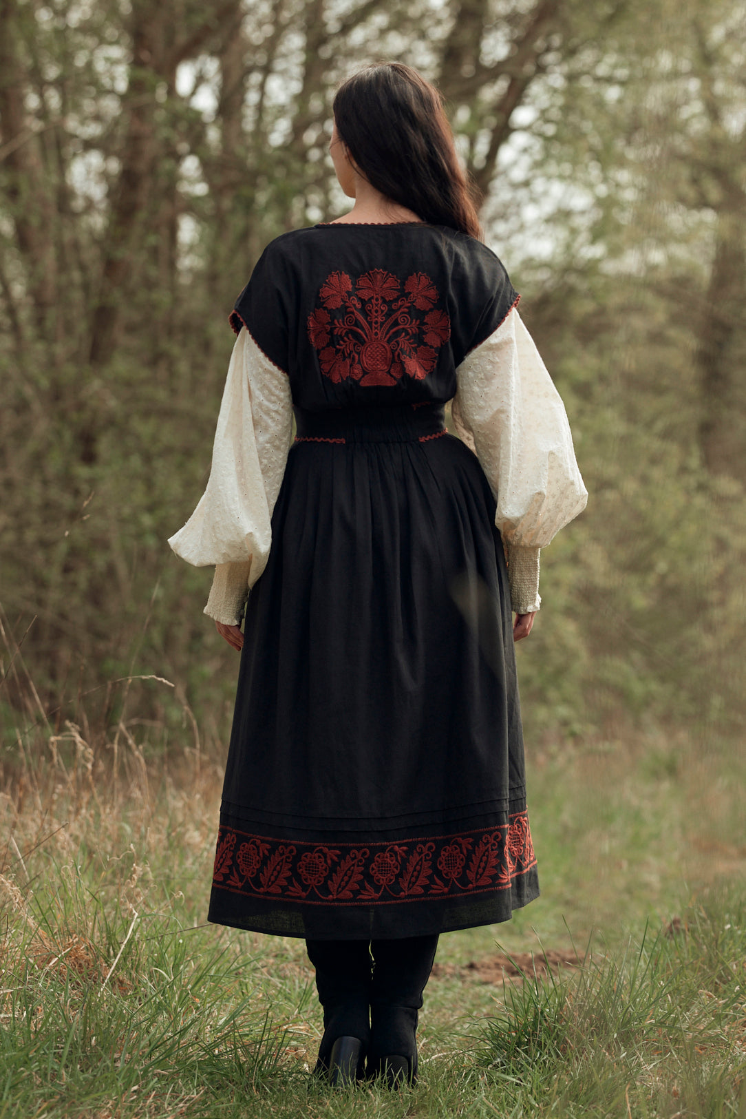 "Vivika" black dress with red embroideries
