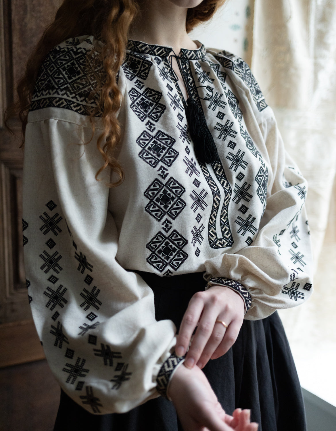 Blouse ukrainienne « Vyshyvanka » à broderie noire de Podillia