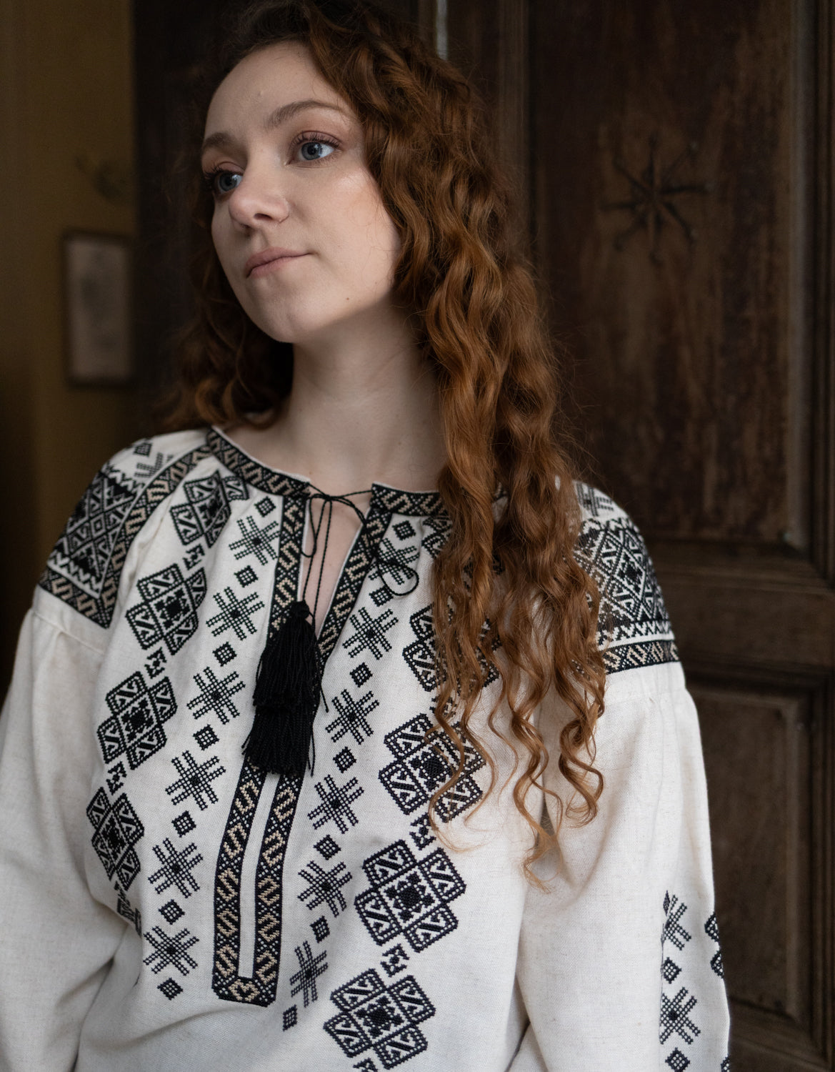 Blouse ukrainienne « Vyshyvanka » à broderie noire de Podillia