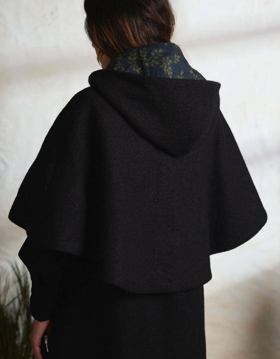 "Aneta" cape in black wool